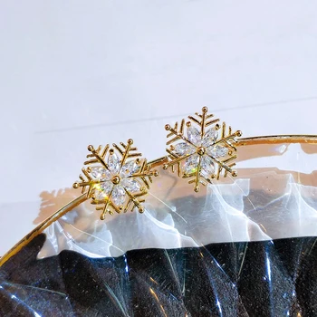Huitan Tvorivé Snow Flower Tvar Ženy Náušnice so Zirkónmi Zlatá Farba Stud Náušnice Strany na Denné Nosenie, Vyhlásenie Šperky